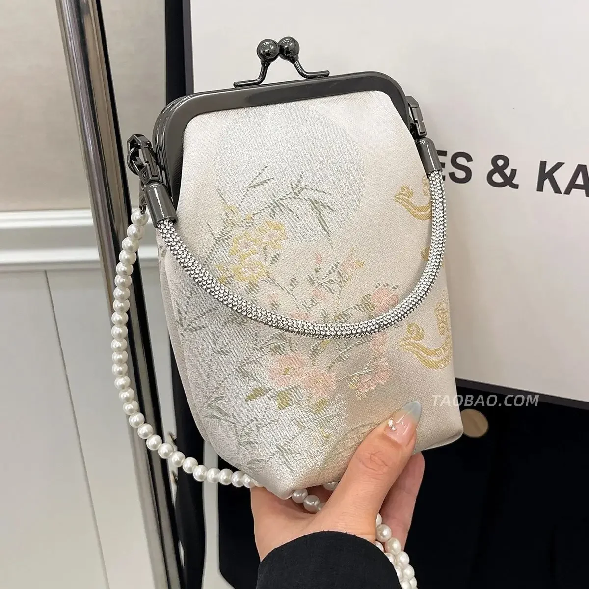 

Chinese Style Embroidery Banquet HandBag For Women 2025 New Summer Versatile Bead Chain Crossbody Bag Exquisite Mini Phone Bag