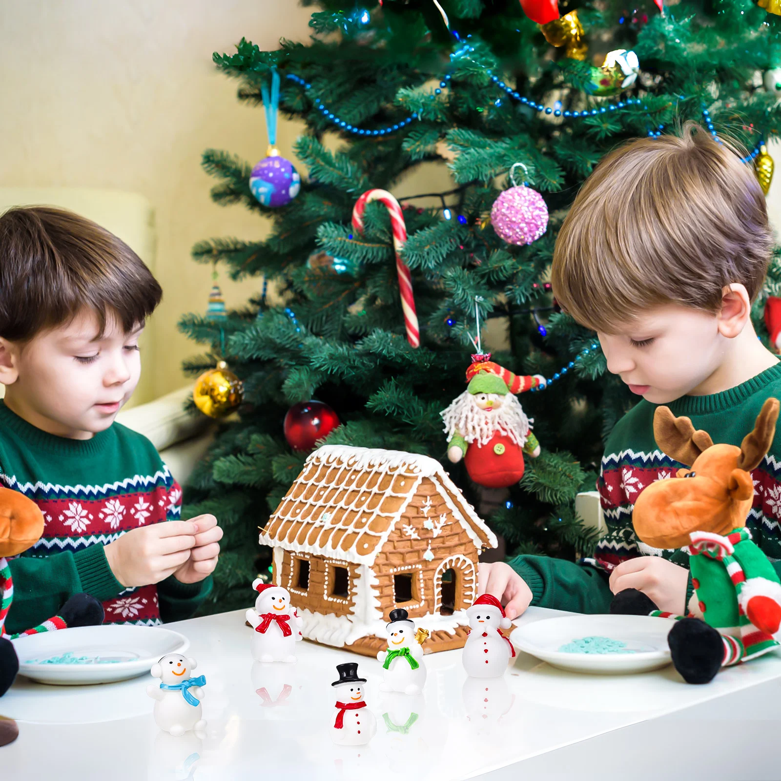 

50 pcs Mini Snowman Figurines Resin Christmas Decorations Adorable Snowmen Set Festive Home Holiday Desktop Tree Ornaments Gift