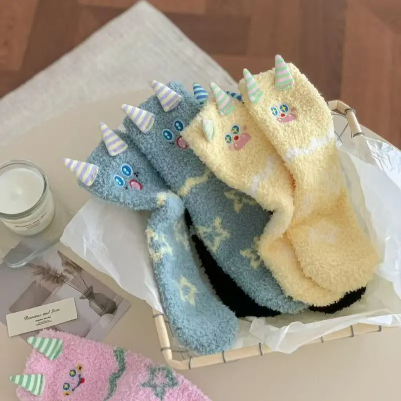 Urocze skarpetki damskie z motywem koralików na jesień i zimę, z motywem małych potworów, do spania, urocze gwiazdki, grube, ciepłe skarpetki do domu, do noszenia na podłodze, średniej długości.