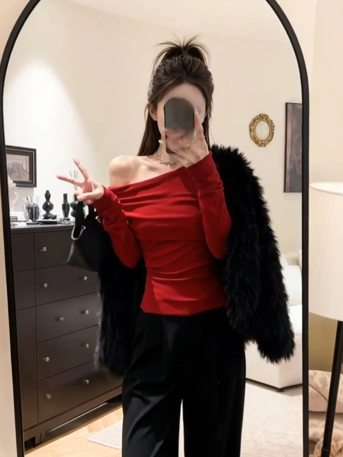 Camiseta Longa Feminina Faionable Slim Fit com Design Único de Pregas e Ombros para Outono e Inverno