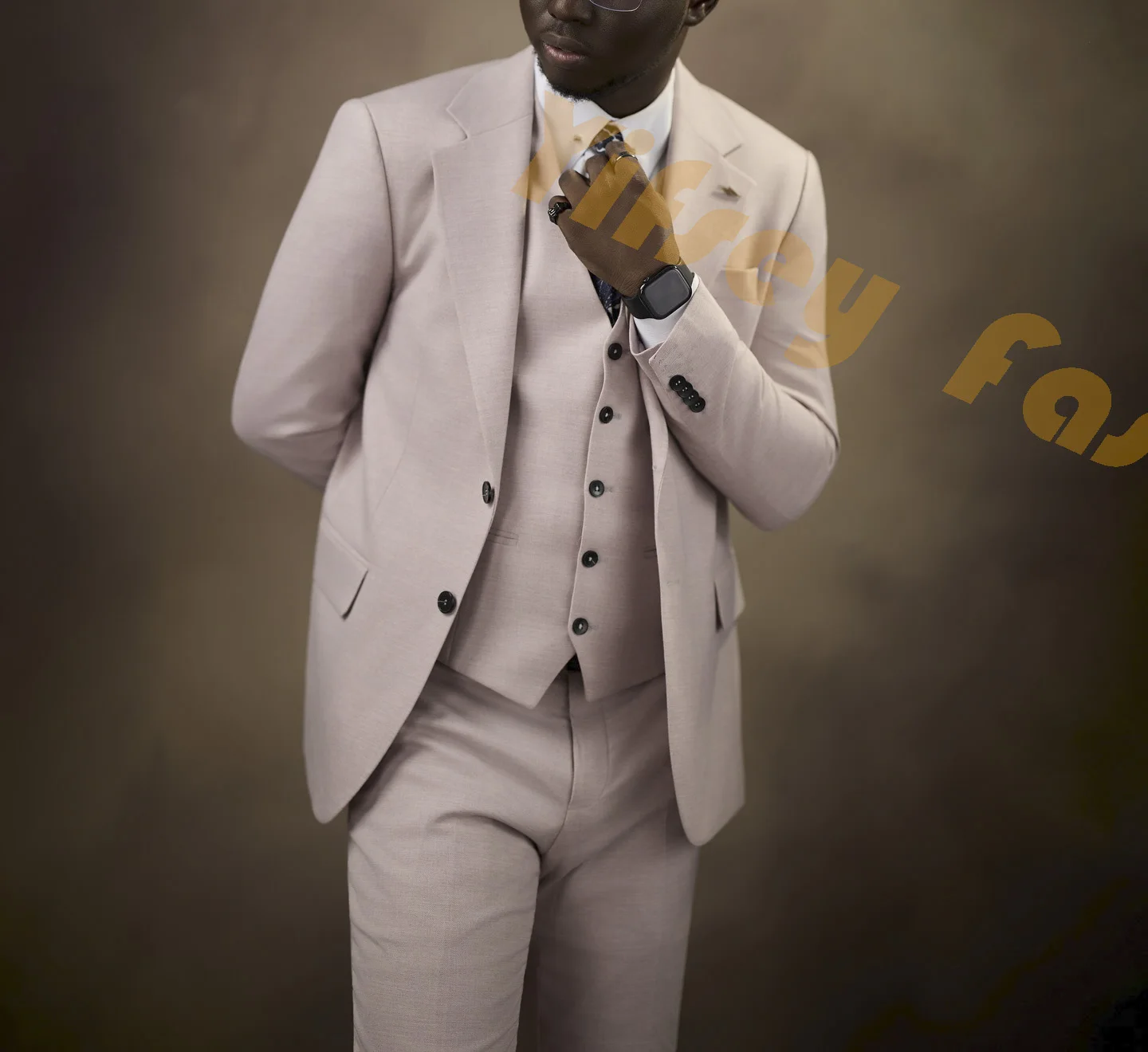 

Мужской костюм-тройка для свадьбы и торжественных мероприятий: пиджак, жилет, брюки. Индивидуальный пошив, люксовые бренды, приталенный крой.