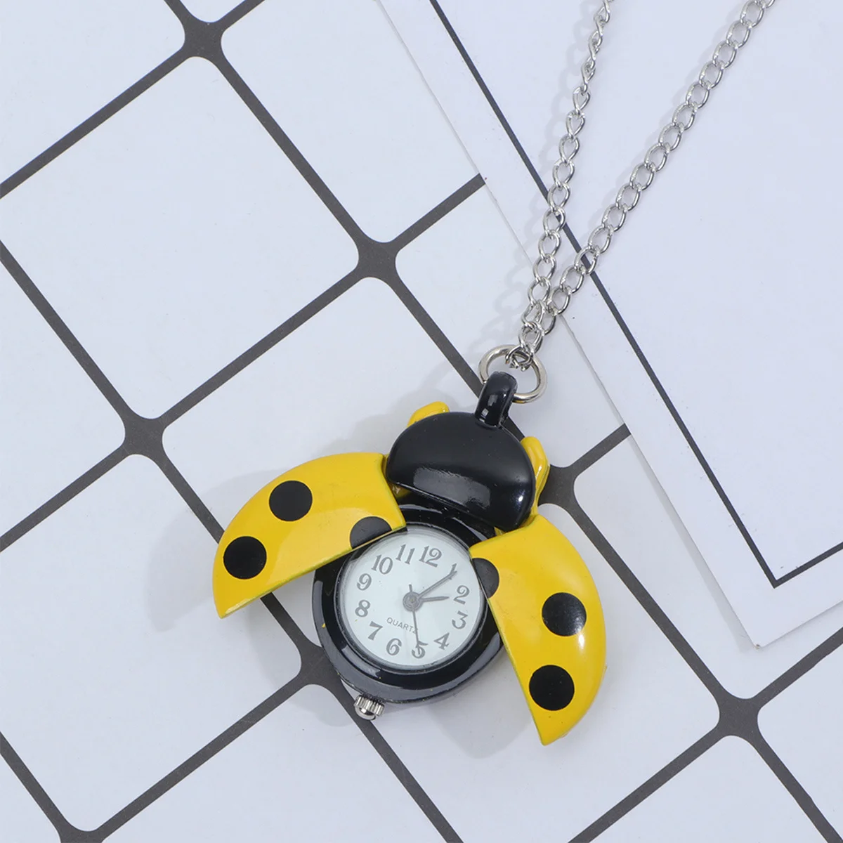

Yellow Retro Pocket Watch Ladybug Shape Vintage Quartz Alloy Gift Creative Portable Timepiece For