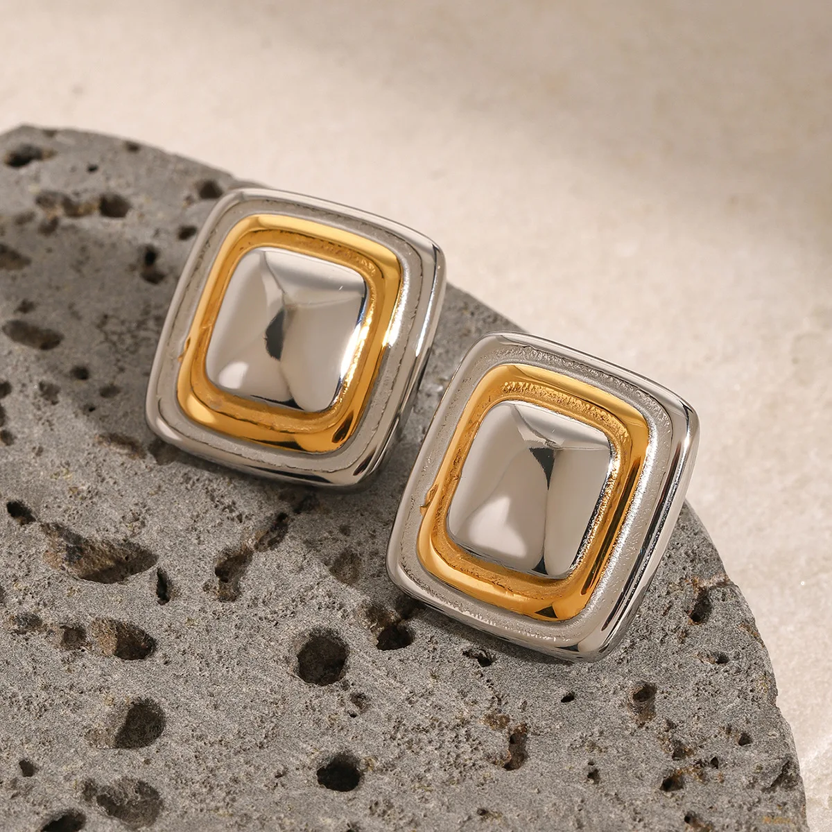 يوري جودة عالية الحد الأدنى أنيق الفولاذ المقاوم للصدأ ساحة وأقراط مقاوم للماء 18K PVD مطلي سحر شيك مجوهرات النساء جوهرة