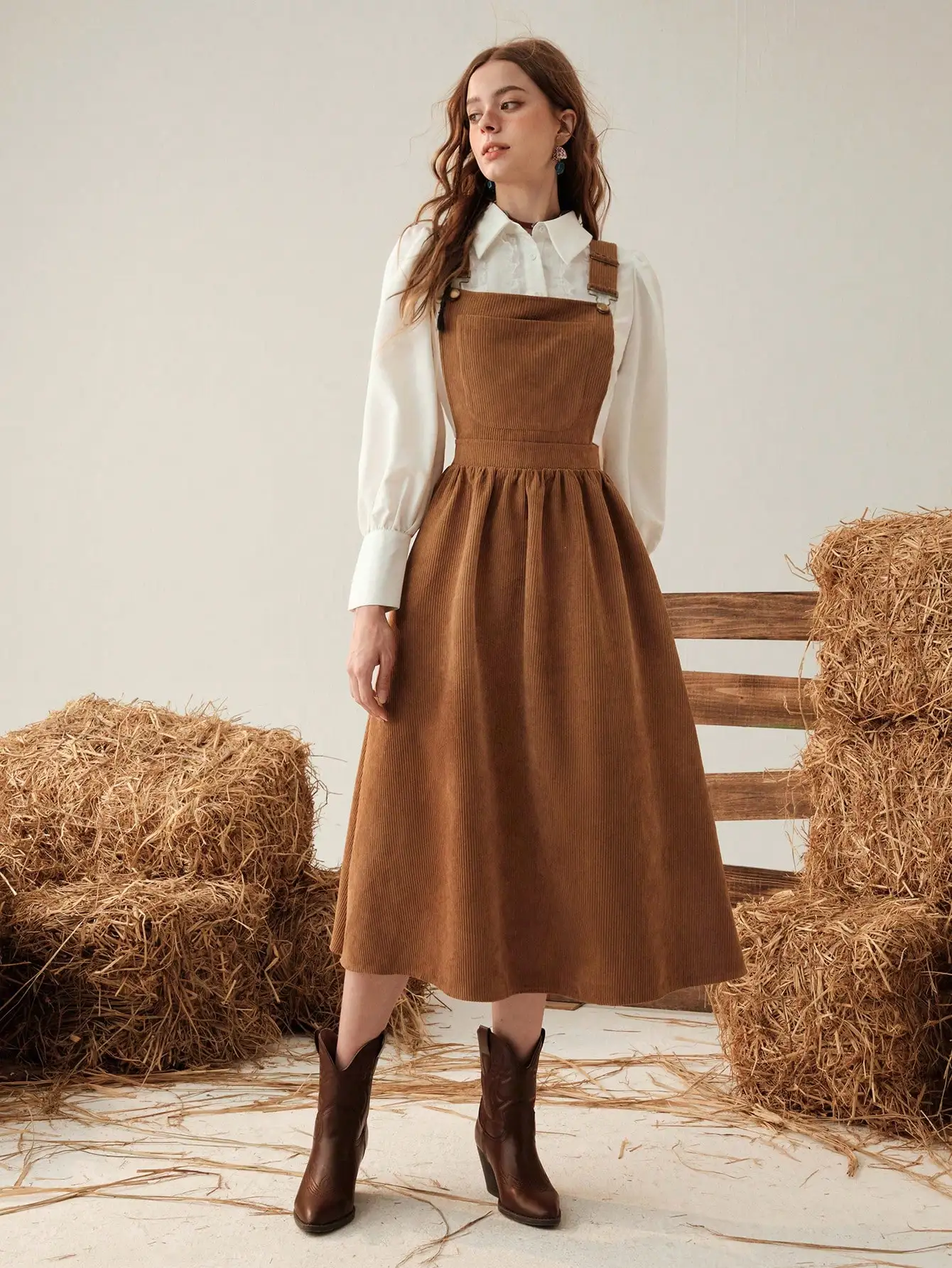 

Коричневое вельветовое платье-комбинезон с регулируемыми на пуговицах бретелями