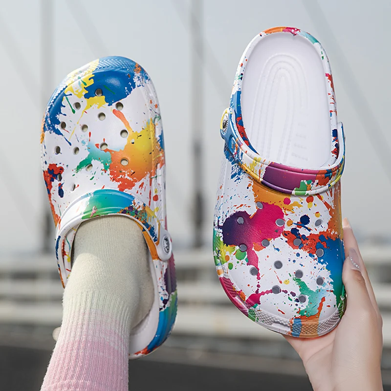 Sandales de plage d'extérieur unisexes, pantoufles à trous pour hommes, chaussures d'eau, sabots de jardin pour femmes, chaussures d'été légères, nouveau