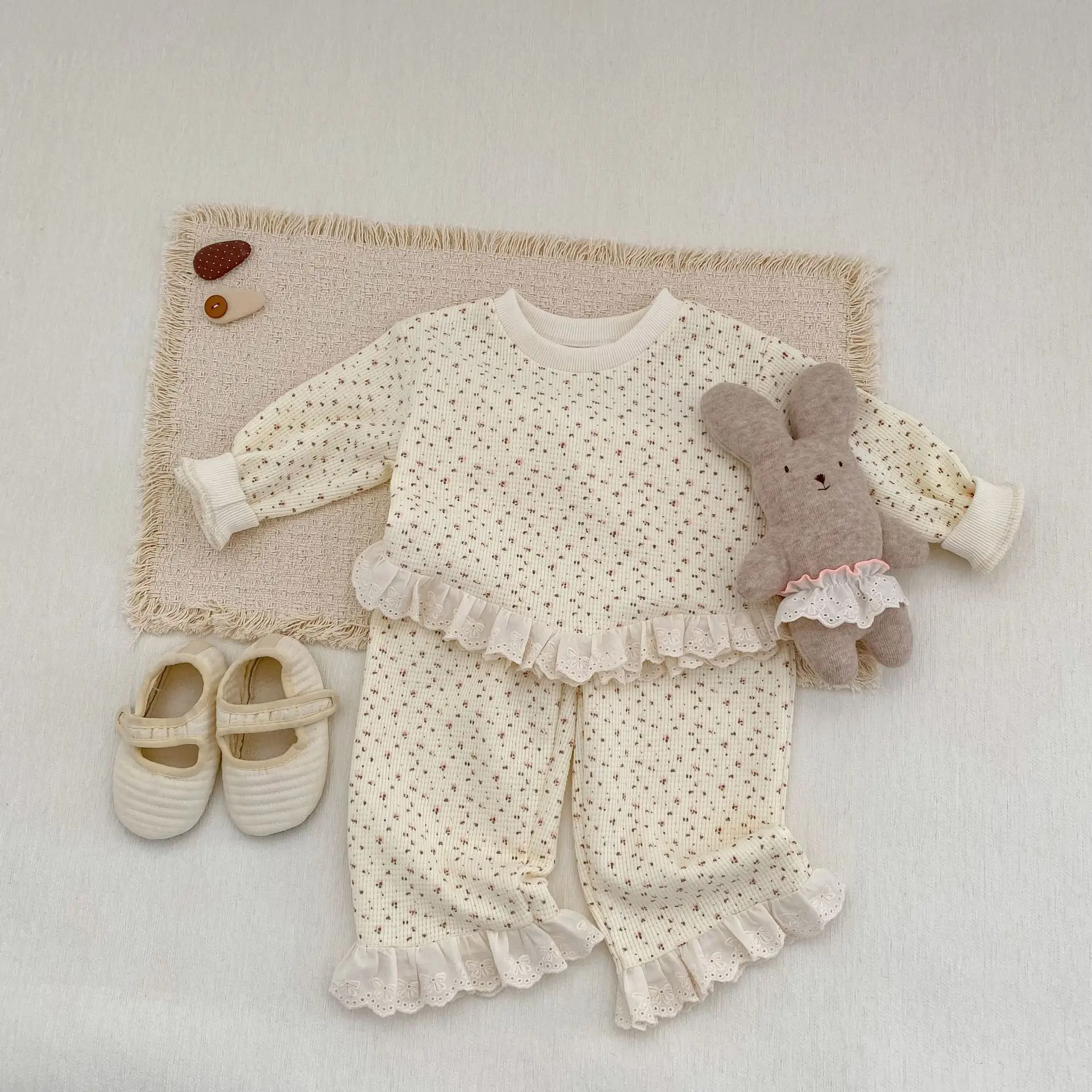 New Set for Girls in Spring and Autumn, Suitable for Baby Girls To Wear Sweatshirts with Waffle Print Tops and Pants