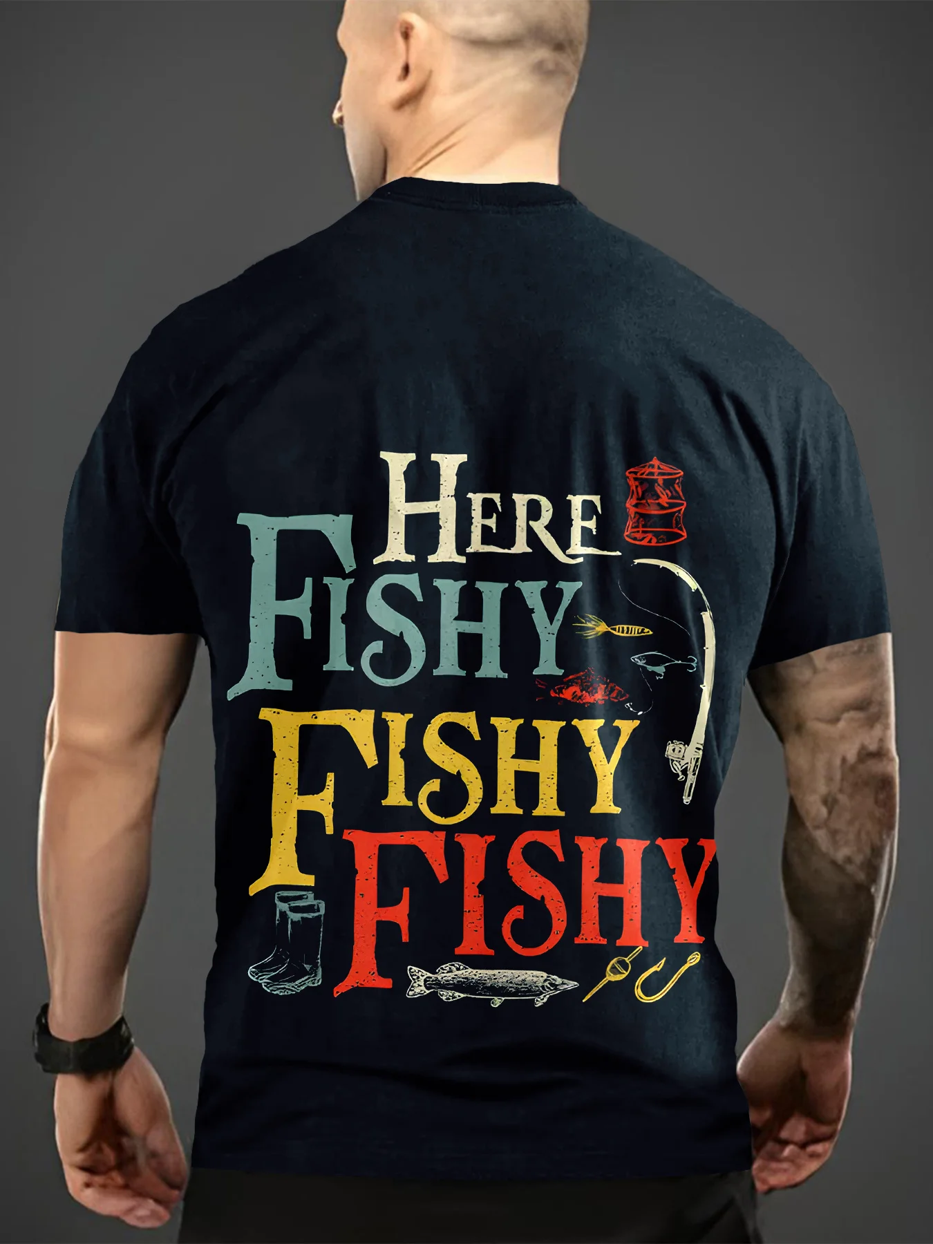 Lustiges Angel-T-Shirt für Herren mit Aufdruck „Here Fishy Fishy“ auf der Rückseite, Bass-Grafik, Rundhalsausschnitt, kurzärmeliges Oberteil – Detail 3