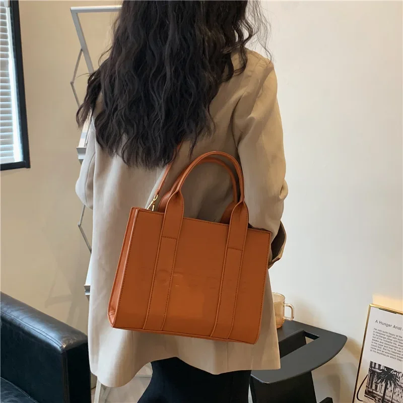 The Tote Bags Women Summer Large-capacity Handbag Women Trendy Commuting Shoulder Tote Bag 2024 Hot Selling