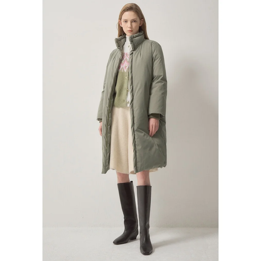 سترة سميكة محشوة بريش الإوز بياقة عالية وأسلوب عملي على الطراز الكوري، تحتوي على 90% ريش، بأكمام طويلة وإغلاق بسحاب، بلون موحد