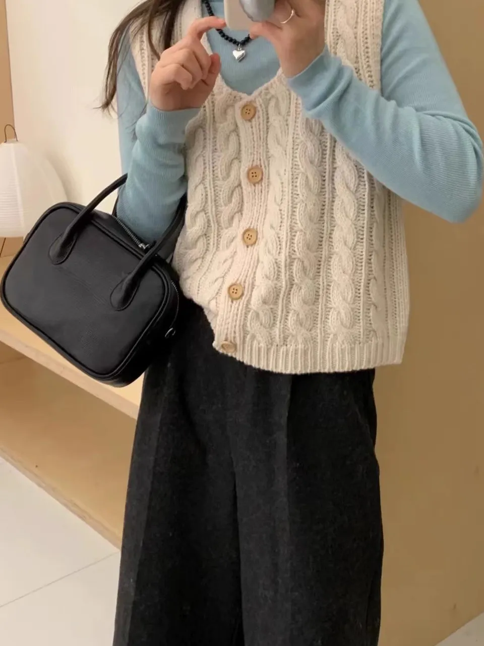 เสื้อคาร์ดิแกนถักไหมพรมแบบเปิดไหล่สไตล์เกาหลี ดีไซน์หวานน่ารัก สำหรับผู้หญิง ใส่ได้ตั้งแต่ต้นฤดูใบไม้ร่วง ให้ความรู้สึกหรูหราและมีระดับ...