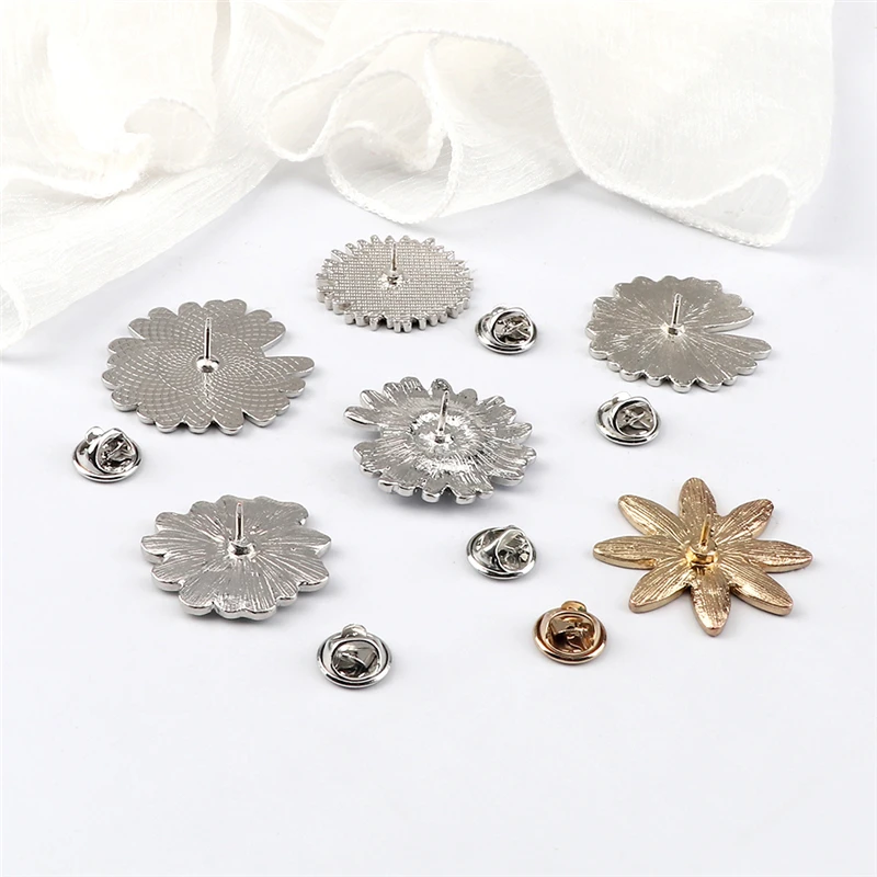 Pretty Daisy Brooches Cartoon Fashionable Flowers Badge Enamel Pins Backpack Denim Lapel Pin Jewelry Gifts for Girls Accessories