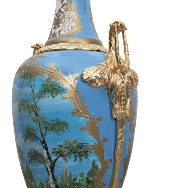 مزهريات مزينة بالنحاس والبورسلين العتيق، مناظر طبيعية مرسومة يدويًا، تفاصيل تصميم مستوحى من الطراز العتيق، فاخرة