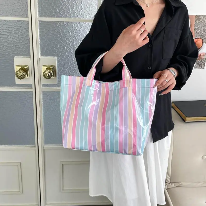 Diese wasserfeste PVC-Tragetasche verfügt über ein rosa-blau gestreiftes Design, ein großes Fassungsvermögen und eignet sich für Strand-Einkäufe. – Detail 2