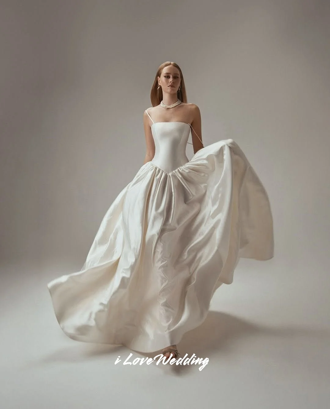 ホワイトスパゲッティストラップウェディングドレス2025サテンノースリーブAラインスイープトレインプリーツフロアレングスウェディングパーティードレスカスタムメイド