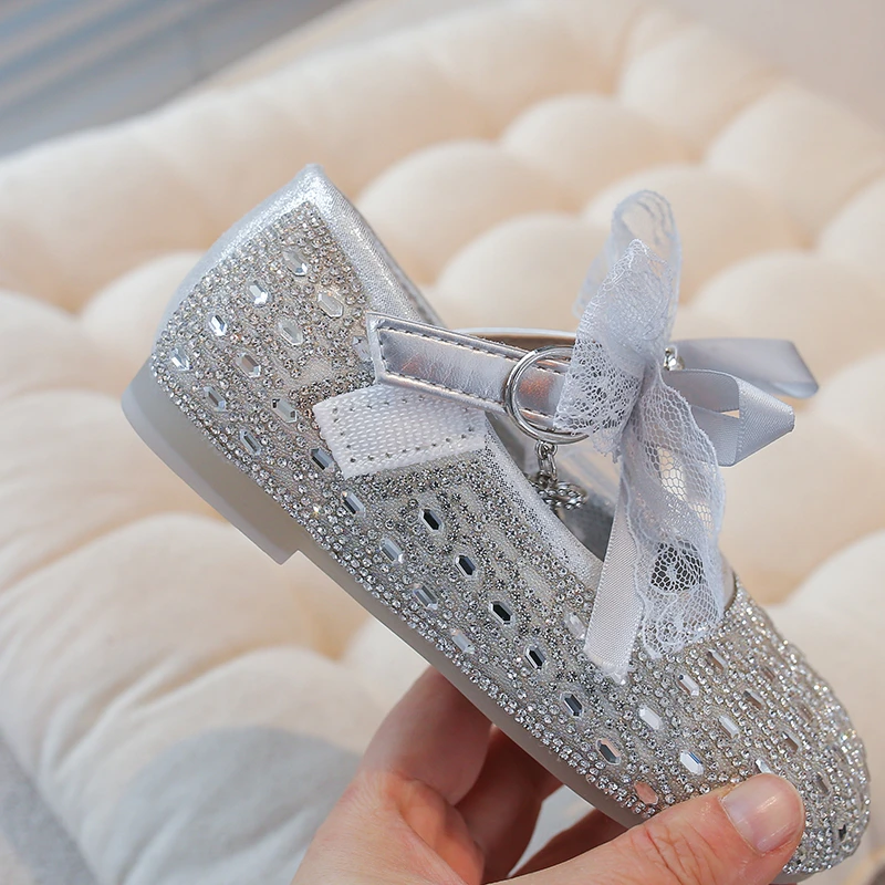 

Детская повседневная обувь, однотонные весенние туфли из искусственной кожи с бантом и кристаллами, низкие, с вырезами, для девочек, нескользящие, серебристые, размеры 23-36