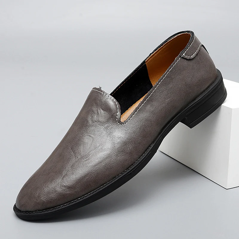 

Large size breathable men loafers with a soft surface suitable for both business leisure simple lightweight single shoe