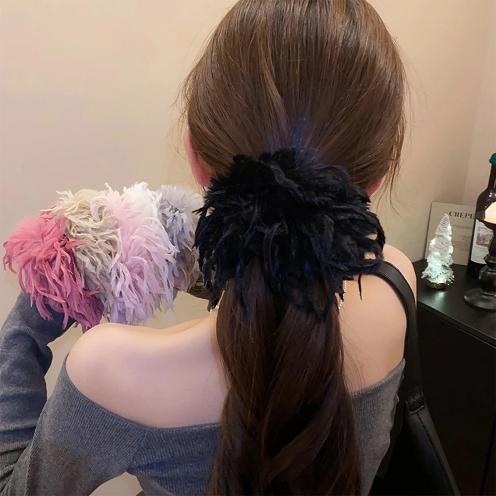 1 Stück elegante Haarband mit Federn und Pompons für Herbst/Winter, hochwertiges, vielseitiges Haaraccessoire für Pferdeschwänze und Dutt, geeignet für Partys – Detail 3