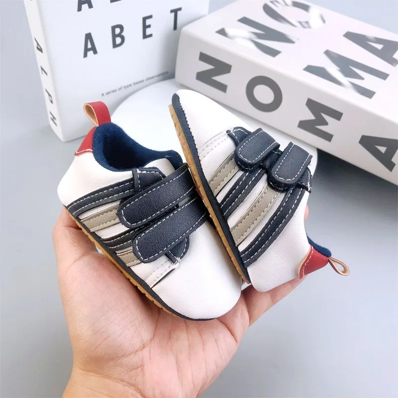 

Первая прогулочная обувь для малышей, спортивный стиль, двойной ремешок на липучке, нескользящая резиновая подошва, универсальные детские кроссовки