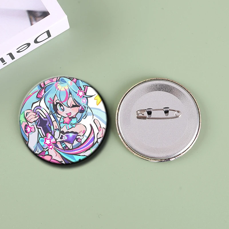 المحتاجة فتاة جرعة زائدة لعبة بروش شارة زر دبوس الكرتون لطيف أنيمي شخصية Ame لحقيبة الظهر اكسسوارات ديكور 58 مللي متر