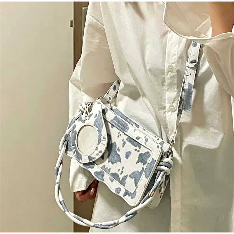 Ita-Tasche mit Kuhmuster und transparentem Sichtfenster, Damen-Umhängetasche, quadratische Handtasche mit gewelltem Rand und Anime-Knotenriemen – Detail 8