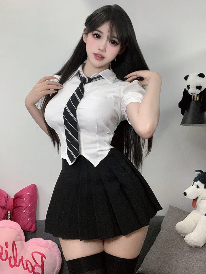 

2024 Новый JK в корейском стиле, студенческий стиль, затягивающая талию, пикантная рубашка с короткими рукавами для девочек, топ + плиссированная юбка с высокой талией, комплект 45LP