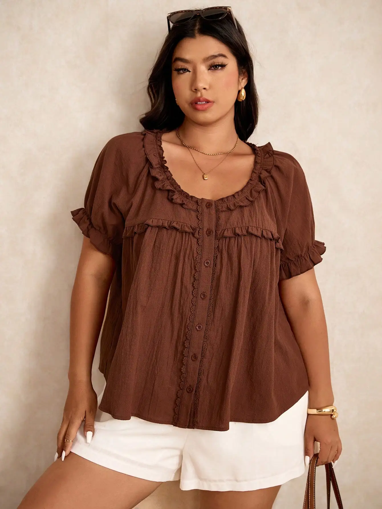 

Однотонная блузка больших размеров с короткими рукавами и рюшами для лета