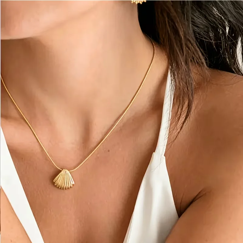 Ladies Stainless Steel Temperament Sea Shell Pendant Necklace for Women Golden Snake Chain Collier Fashion Beach Summer Jewelry