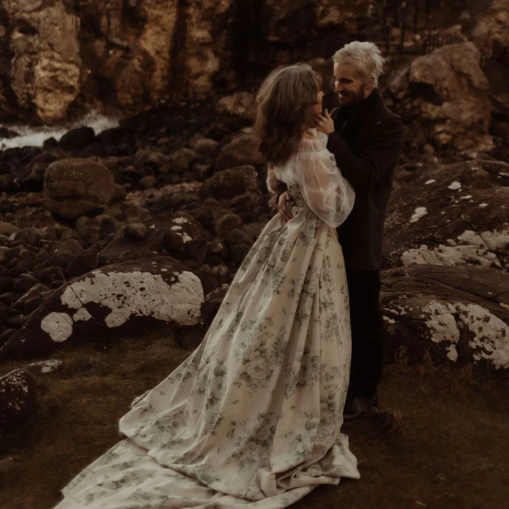 ปิดไหล่ Boho Elopement ดอกไม้พิมพ์ซาตินชุดแต่งงาน PLUS ขนาด Ruffled Tulle ยาวแขนฟองที่กําหนดเองชุดเจ้าสาว