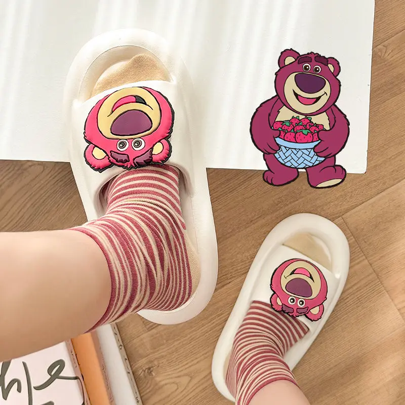 Pantoufles à motif Lotso de dessin animé mignon pour hommes et femmes, semelle oligoptics pour la maison, sandales non ald, chaussures de plage à semelle souple, été