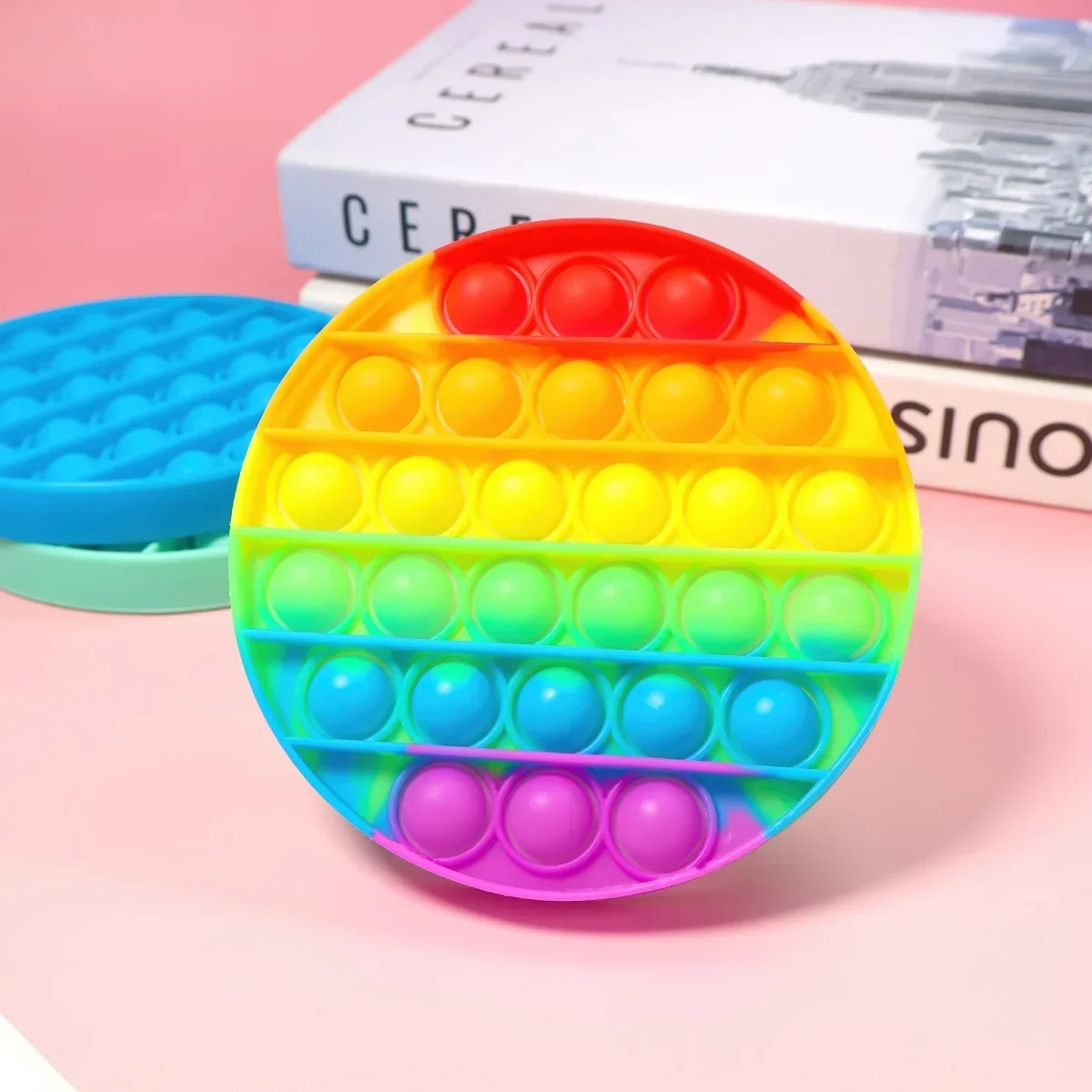 قطعة واحدة من لعبة تململ الفقاعات المستديرة بتصميم بوبر علاج مرح لتخفيف القلق للأطفال والكبار (لون عشوائي)