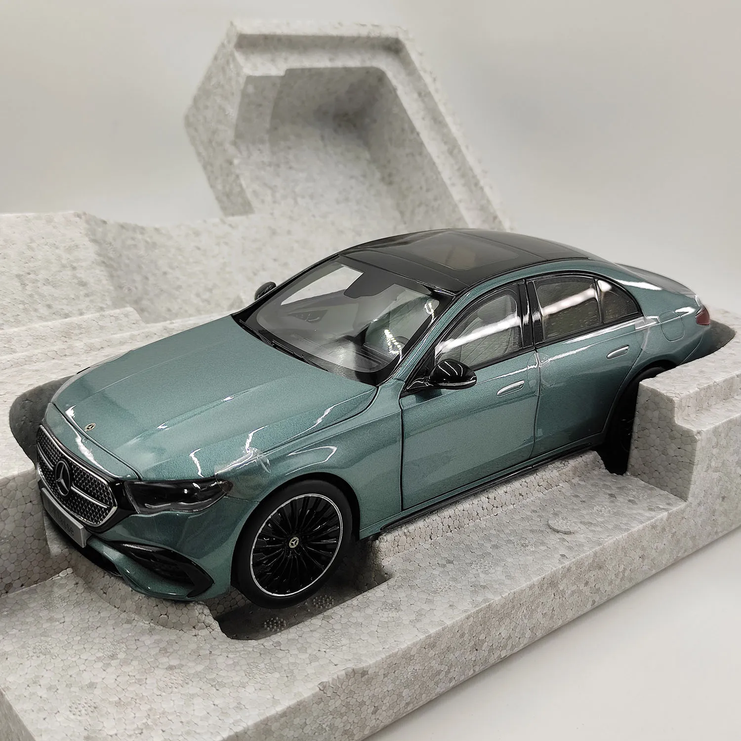 

Diecast IScale 1/18 Scale Mercedes-Benz E-Klasse W214 2024 Alloy Car Model Collectible Toy Gift Souvenir Display Ornament