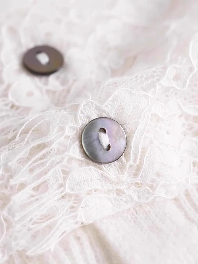 بلوزة نسائية خريفية أنيقة بأكمام طويلة وتصميم محبوك مع تطريز دانتيل ولون واحد بأسلوب فرنسي وياقة على شكل V وإغلاق بأزرار