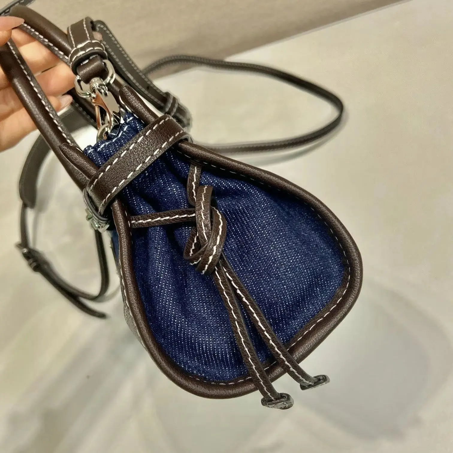 Sac seau mini en denim et cuir avec cordon de serrage, sac à main mini multi-usage de luxe