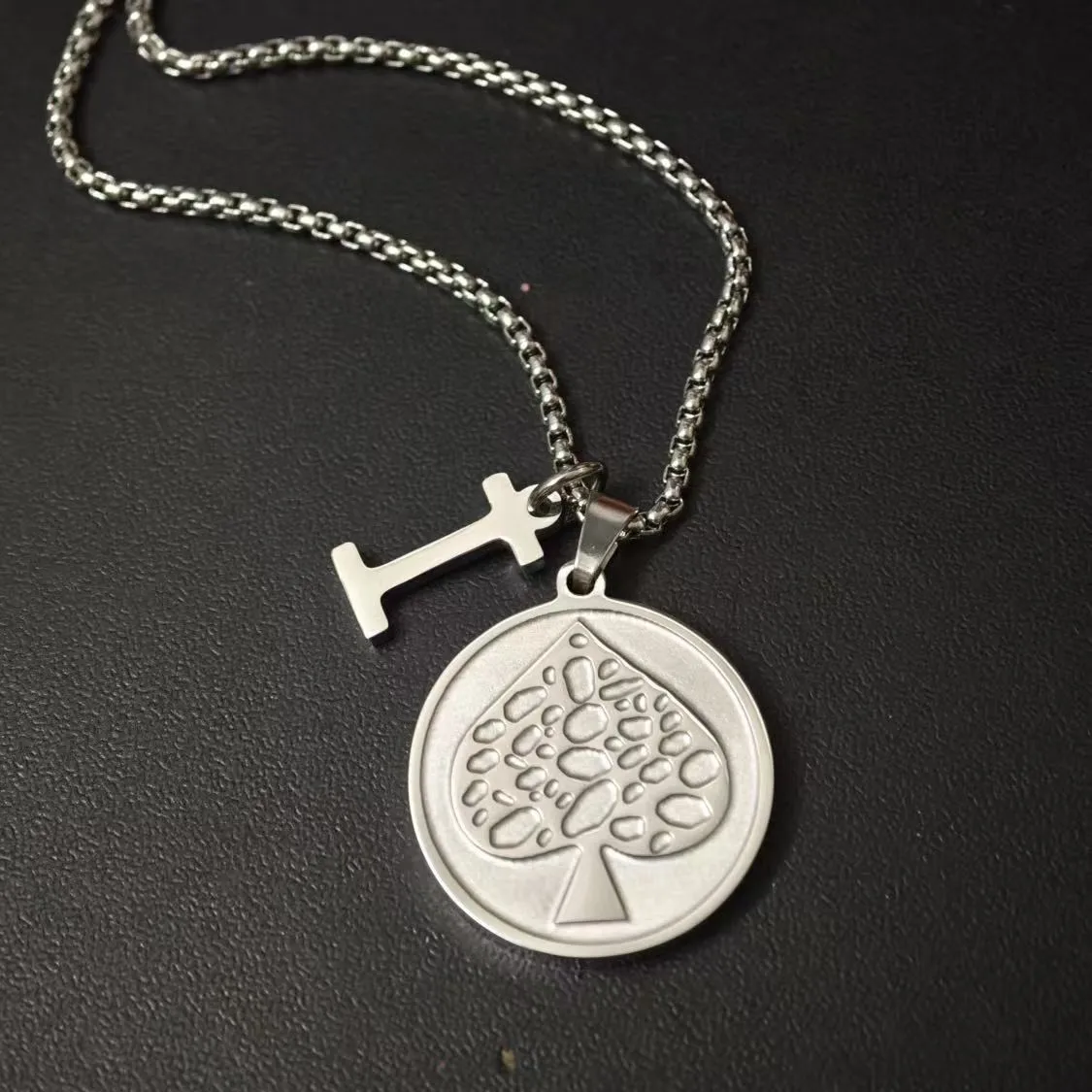 สร้อยคอจี้สามชั้นลายไพ่เอซของสเปดส์