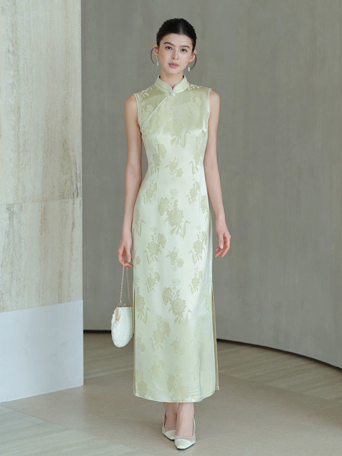 

Элегантное атласное длинное платье-ципао Ele Ladylike с низким разрезом и боковыми пуговицами для женщин, лето 2025, с цветочной вышивкой, шикарное и стильное