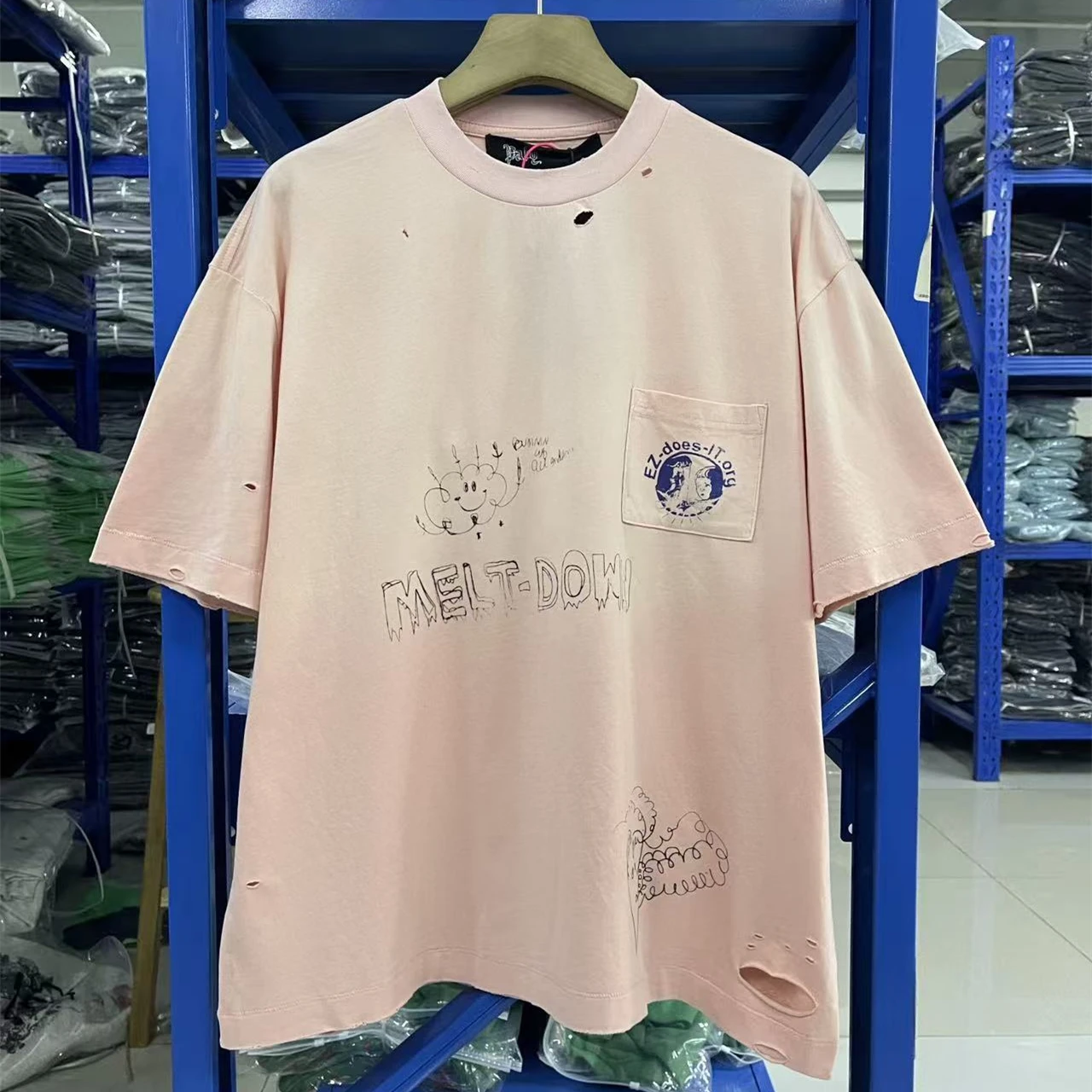 

Футболка унисекс Pink Hole Paly FW26 с винтажным логотипом и надписью, с передним карманом, коротким рукавом, из плотной ткани