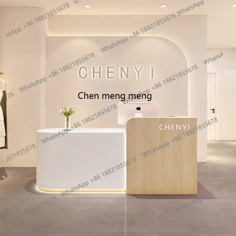 Luxe kledingwinkel, bar, kassa, dameskleding, kinderkleding, beautysalon, bar, kleine balie
