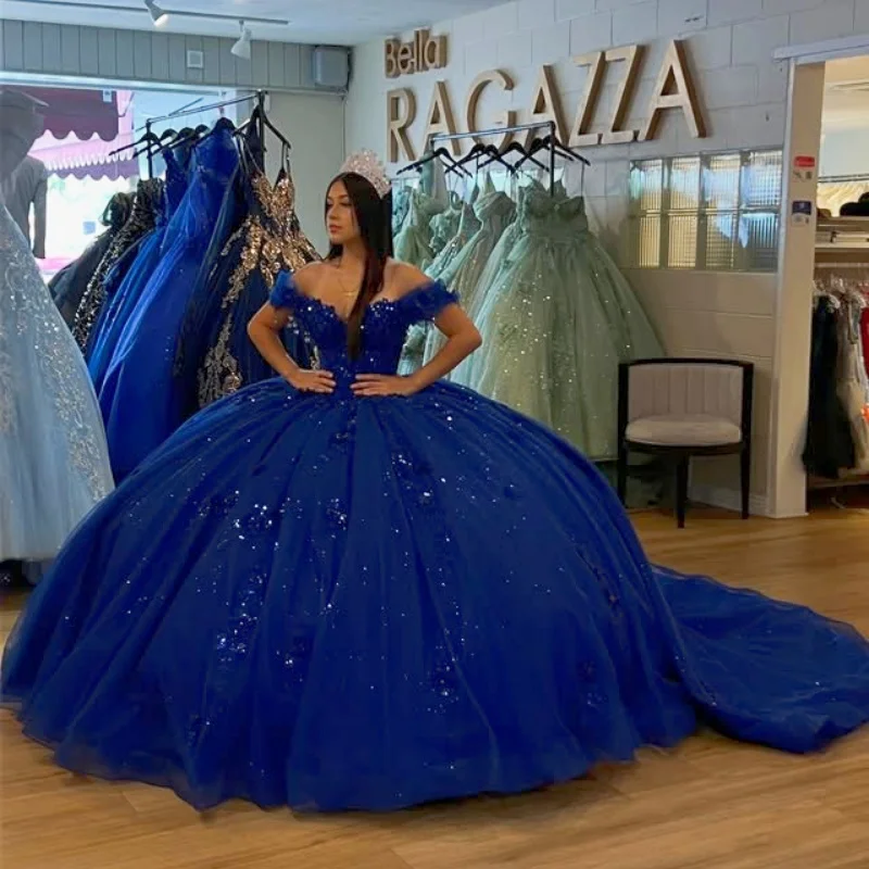 

Блестящее королевское синее платье Quinceanera с открытыми плечами, блестящая кружевная цветочная наклейка, длинный хвост, платья de 15, Quinceanera ﻿ Настроить