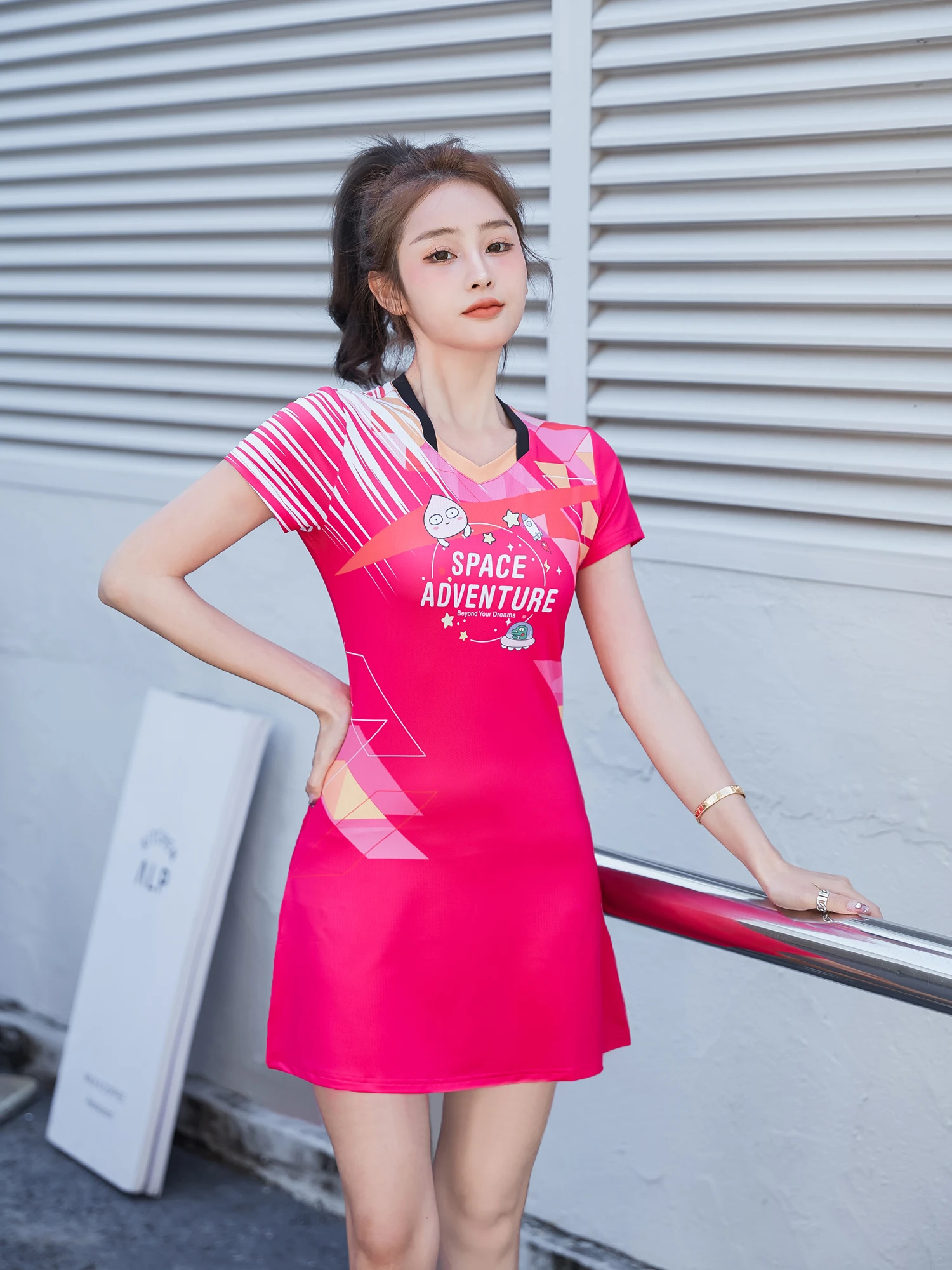 

Новый комплект для бадминтона и тенниса весна-лето: быстросохнущий облегающий спортивный костюм для тренировок с защитными шортами