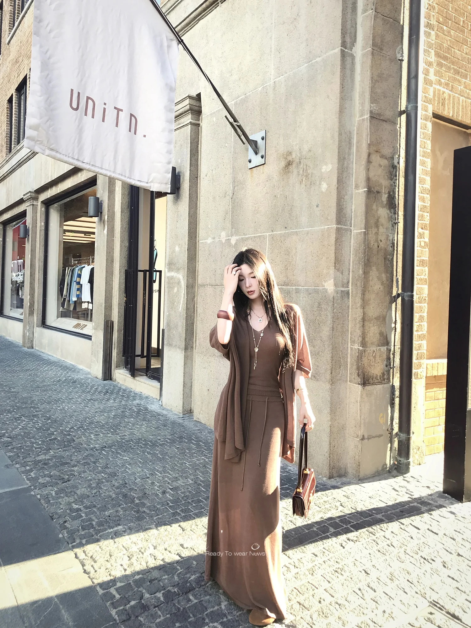 

Стильный вязаный комплект из двух предметов для женщин: топ с V-образным вырезом и юбка. Легкий, дышащий, осенний, модный, повседневный, элегантный.