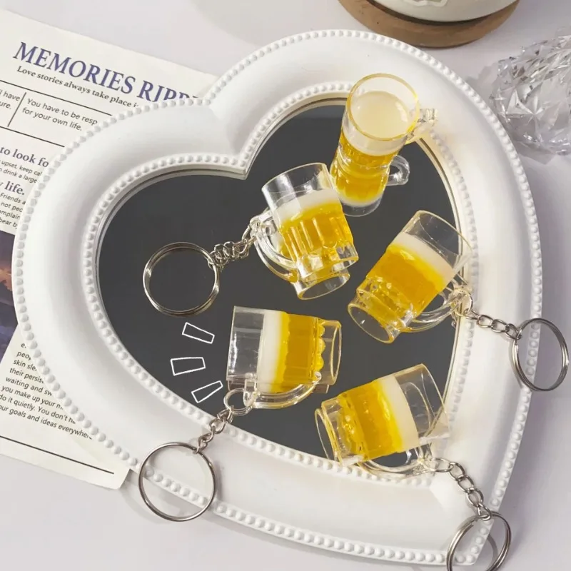 الإبداعية الاكريليك كوب للبيرة سلاسل المفاتيح حلقة رئيسية مضحك محاكاة مشروب صغير كيرينغ الرجال النساء حقيبة السيارة المعلقات أصدقاء هدية حفلة