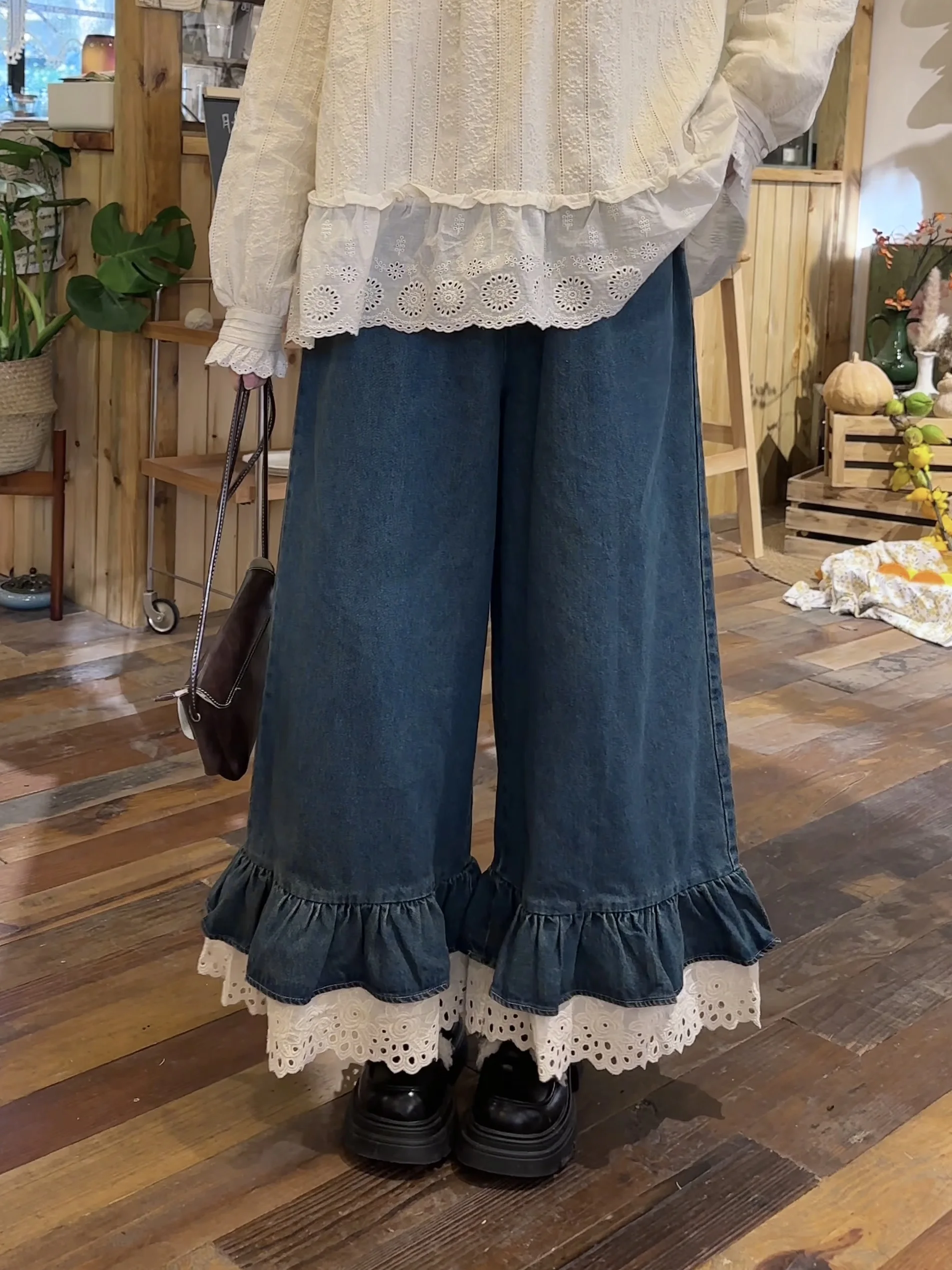 

Sweet Anti-Aging Elastic Waist Bell Bottom Jeans Lace Trim Splicing Loose Fit High Waist Denim Pants for Young Women