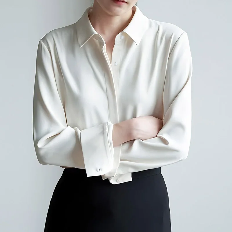 بلوزة نسائية فضفاضة بيضاء أنيقة من الساتان 2025 جديد لربيع وخريف بأكمام طويلة واحدة الصدر قمصان مكتب كورية غير رسمية للسيدات