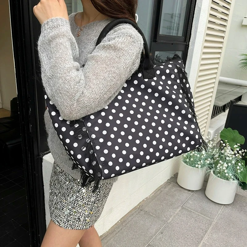

New Trendy and Fashionable Large-capacity Handbag Polyester Fiber Polka Dot Pattern, Versatile Commuter Single-shoulder Tote Bag