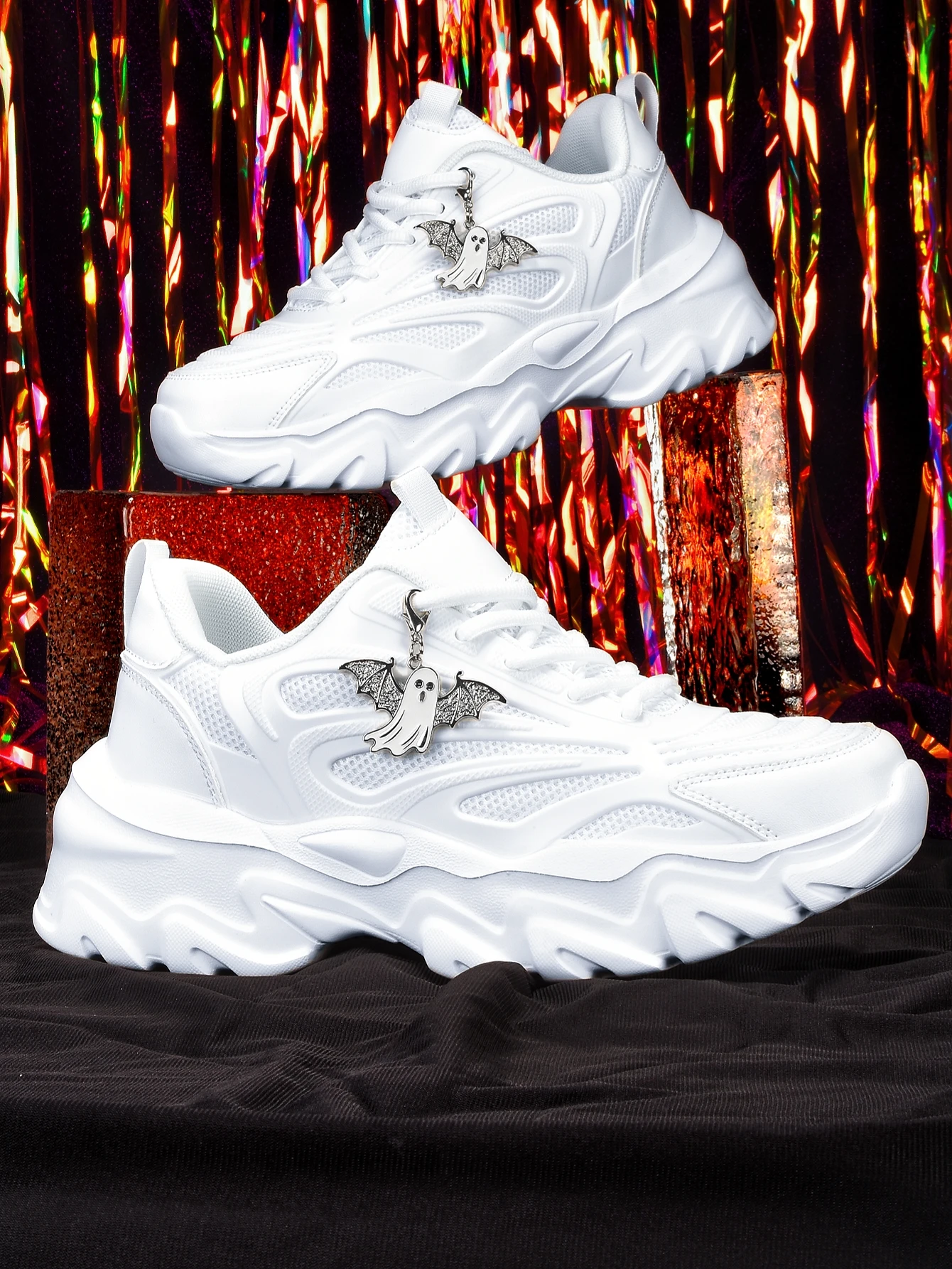 Zapatillas Deportivas de Plataforma para Mujer con Aumento de Altura de 5 cm, Estilo Punk con Decoración Metálica de Murciélago Fantasma, Zapatos Deportivos Casuales Blancos Transpirables de Malla Versátil, Suela de Eva con Ondas Irregulares, Modernas para Salidas Diarias, Suela Suave Antideslizante, Estilo Único y Distintivo para Mujer