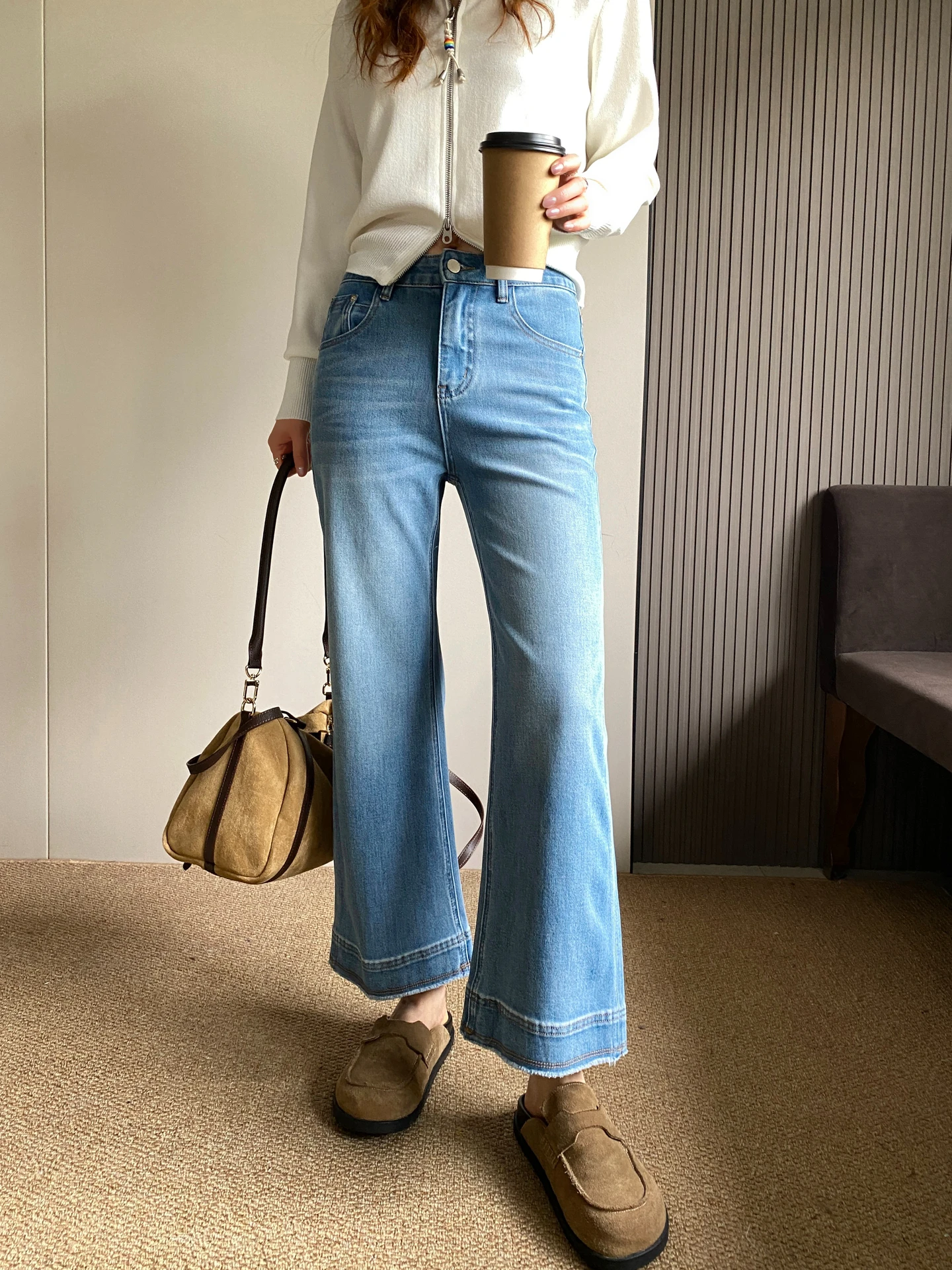 

Весна 2026: Модные женские джинсы с высокой талией, облегающие, эластичные, светло-голубые, с рваными краями, микро-клеш, прямые штанины