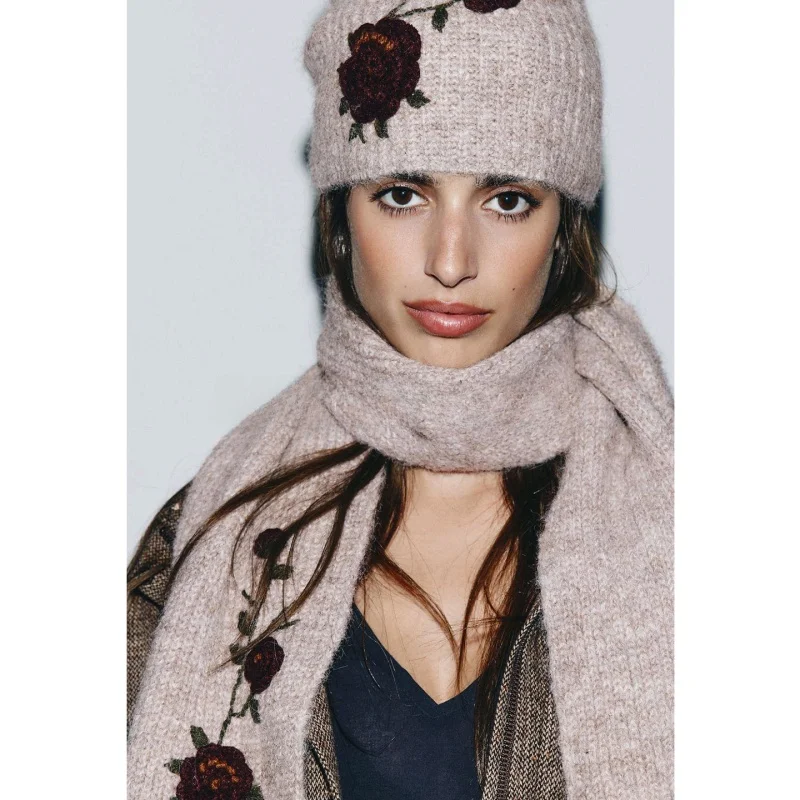 قبعة محبوكة مطرزة بالزهور 065327 قفازات أصابع 0653273 وشاح محبوك 0653272 مجموعة تي شيرت عصرية للنساء