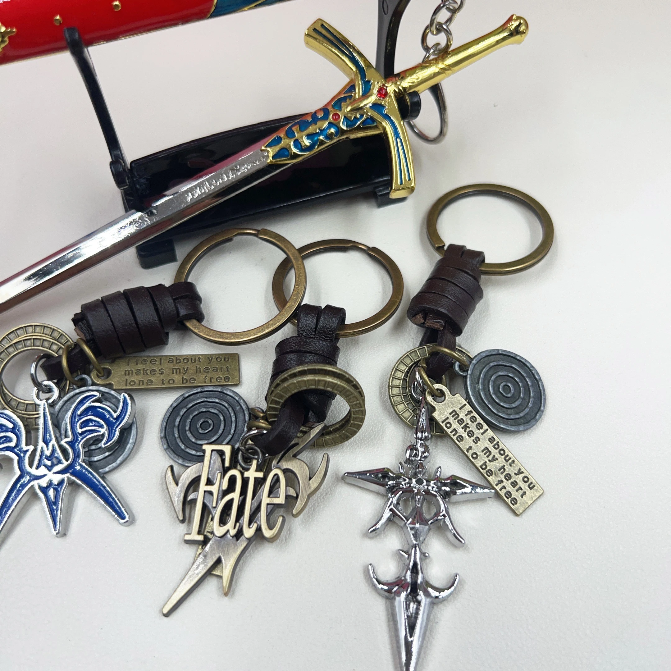 3 색 Excalibur 칼 모델 키 체인 Fate/stay Night 애니메이션 세이버 칼 로고 펜던트 Artware 열쇠 고리 홀더 쥬얼리