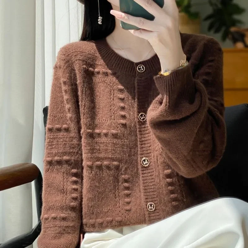 سترات نسائية 2025 قميص محبوك متين بصدر واحد سترة ربيع الخريف موضة كورية سترات برقبة دائرية ملابس خارجية متماسكة