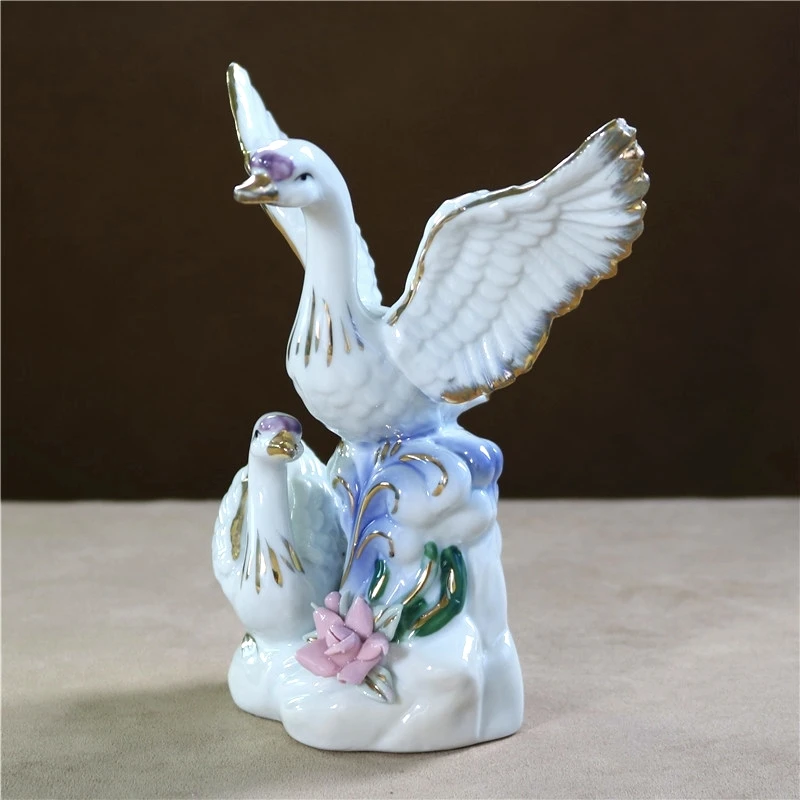 Imagem -02 - Porcelana Casal Swan Figurine Miniatura Cerâmica Ornamento Artesanal Decoração de Casamento Presente do Dia dos Namorados Estatueta Elegante